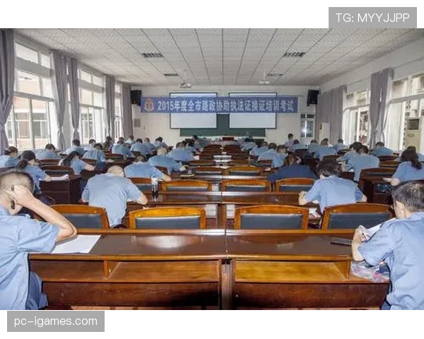 纪录片特写：跟拍一位聋哑人裁判，如何依靠助手协助执法涉及定位球的青少年比赛